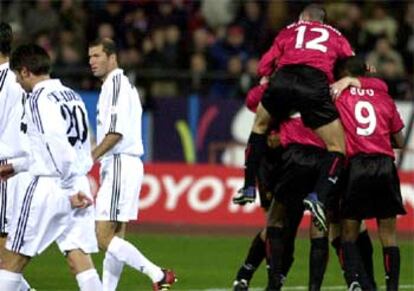 Los jugadores del Mallorca celebran uno de los goles ante Celades, Pavón y Zidane.