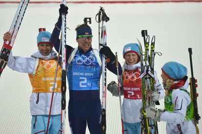 Bjoerndalen, a la izquierda, celebra su última medalla con sus compañeros Emil Hegle Svendsen, Tiril Eckhoff y Tora Berger.