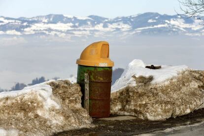 Un antiguo barril de petróleo reconvertido en papelera en una carretera de montaña cercana a Schindellegi, al sur de Zurich. La foto es del 13 de febrero.