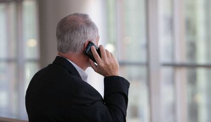 Un usuario atiende una llamada en su móvil.