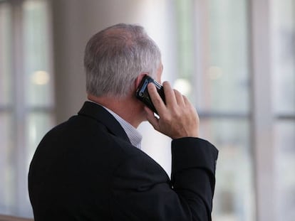 Un hombre hablando por teléfono, en una imagen de archivo.