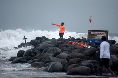 Un salvavidas inspecciona el oleaje de la costa de Boca del Río. En el Estado de Veracruz se han instalado mandos de coordinación de emergencia en 107 municipios que se verán afectados por el paso del huracán.