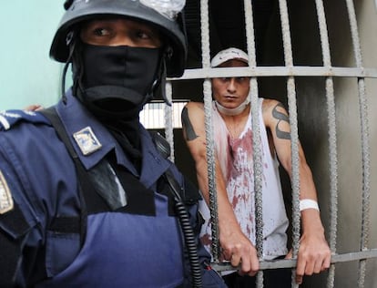 Un policía custodia a un preso herido en una prisión de Tegucigalpa.