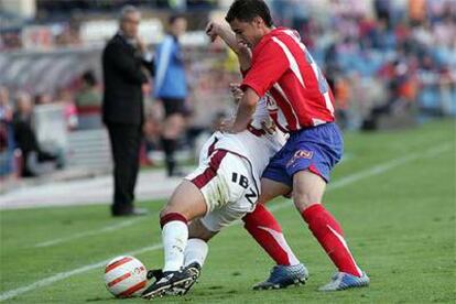Gabi acosa y empuja a un jugador del Mallorca ante la mirada de Gregorio Manzano, al fondo.
