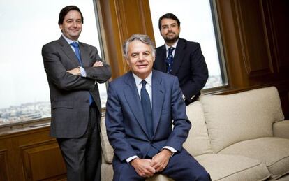 El presidente de Mutua Madrileña, Ignacio Garralda, con los directivos Juan Hormaechea (izquierda) y Javier Mira.