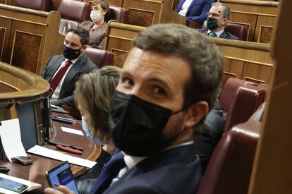 El presidente del PP, Pablo Casado, mira a la cámara durante el pleno en el que se debate la moción de censura planteada por Vox.