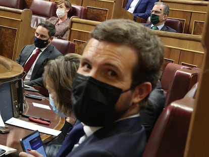 El presidente del PP, Pablo Casado, mira a la cámara durante el pleno en el que se debate la moción de censura planteada por Vox.