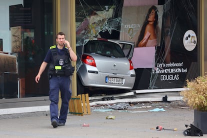 Al menos una persona ha muerto este miércoles y nueve han resultado heridas, seis de ellas muy graves, al embestirlas un coche en el centro de Berlín. El vehículo ha terminado estampado en el escaparate de una perfumería de la calle Tauentzien.