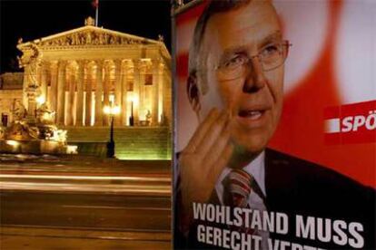 Un cartel electoral en Viena con la imagen del candidato Alfred Gusenbauer, del Partido Socialdemócrata.