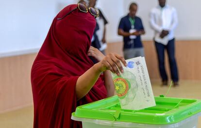 Una mujer vota en un colegio electoral de Nouakchott.
