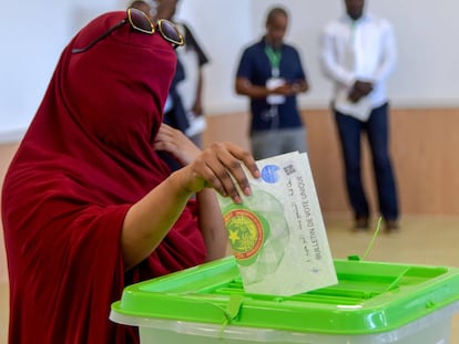 Una mujer vota en un colegio electoral de Nouakchott.