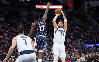 Un tiro de Luka Doncic durante el partido contra Houston Rockets.