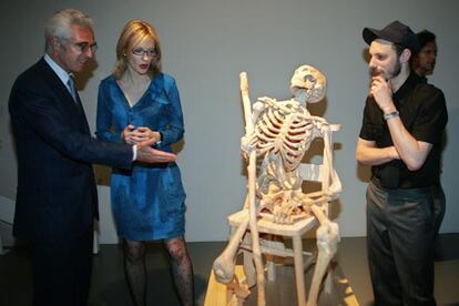 La actriz australiana Cate Blanchett conversa con el artista Ricky Swallow (derecha) y el presidente de la Bienal, Davide Croff, junto a la obra del escultor titulada como <i>Las dimensiones exactas de permanecer por detrás</i>.