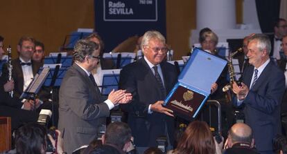 Homenaje organizado por Radio Sevilla a Gonz&aacute;lez.