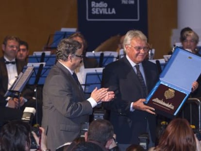 Homenaje organizado por Radio Sevilla a Gonz&aacute;lez.