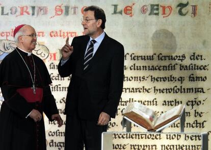 El presidente del Gobierno, Mariano Rajoy (derecha), con el arzobispo Juli&aacute;n Barrio.