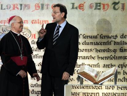 El presidente del Gobierno, Mariano Rajoy (derecha), con el arzobispo Juli&aacute;n Barrio.