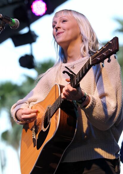 Esta chica tan mona se llama Laura Marling y dio un concierto muy bueno.