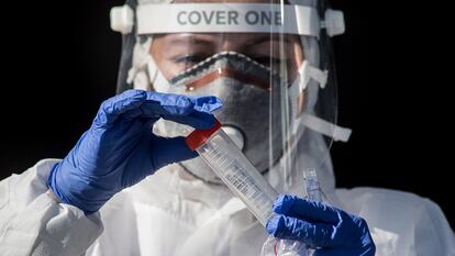 Un médico polaco examina un test para detectar el coronavirus, en Cracovia, el pasado 21 de abril.