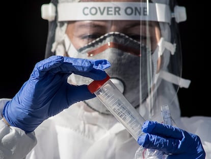 Médico polonês examina um teste para detectar o coronavírus, em Cracóvia, em 21 de abril.