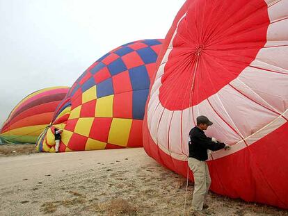 Varios globos se elevan ayer en Villanueva del Pardillo.