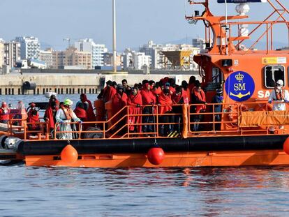 Salvamento Marítimo traslada al puerto de Almería a 58 personas, rescatadas en el mar de Alborán el 27 de diciembre.