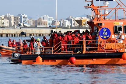 Salvamento Marítimo traslada al puerto de Almería a 58 personas, rescatadas en el mar de Alborán el 27 de diciembre.