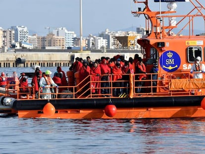 Salvamento Marítimo traslada al puerto de Almería a 58 personas, rescatadas en el mar de Alborán el 27 de diciembre.