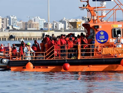 Rescued immigrants reaching Almería on December 27.