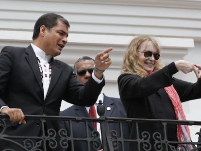 Rafael Correa y Mia Farrow en Quito.