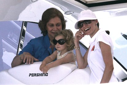 La isla de Mallorca es sinónimo de vacaciones para la Familia Real española, una tradición que doña Letizia ha mantenido. En la imagen, la entonces princesa de Asturias acompaña a la reina Sofía y su hija Leonor, que disfrutan de la 26ª edición de la Copa del Rey en Palma.