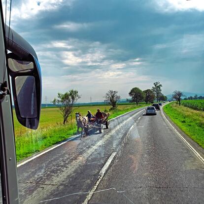 Una imagen frecuente del país: en la carretera nacional por la que circula un carro tirado por un caballo, una escena común en el delta del Danubia y Transilvania.