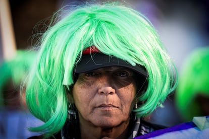 Una mujer lleva una peluca verde por la causa abortista, este jueves en Buenos Aires (Argentina).