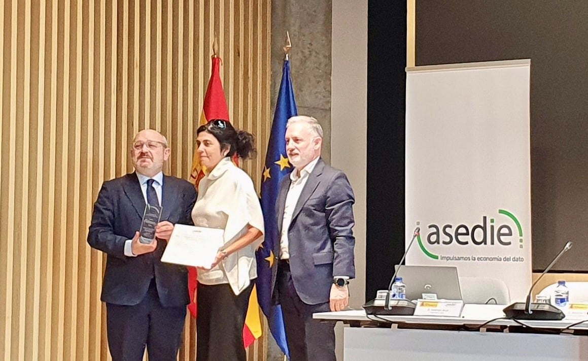 Luis Manuel Benavides (director del Servicio de Bases Gráficas y Medio Ambiente del Colegio de Registradores), primero por la izquierda, recoge el premio Asedie 2025.