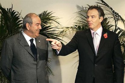 Los primeros ministros de Irak, Ayad Alaui (izquierda), y del Reino Unido, Tony Blair, ayer en Bruselas.