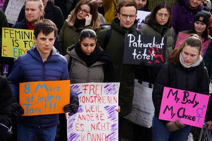 Sosteniendo en sus manos cartulinas con lemas como 'Mi cuerpo, mi elección' y '8 de marzo es todos los días', cientos de mujeres, y también hombres, han protestado frente a la Embajada de Irán en Berlín, la capital alemana. El régimen de los ayatolás emprendió una dura represión para sofocar las manifestaciones desencadenadas por la muerte de la joven Mahsa Amini el pasado septiembre después de su detención por llevar mal colocado el velo. No llevarlo es en Irán un delito que puede ser penado con la cárcel.