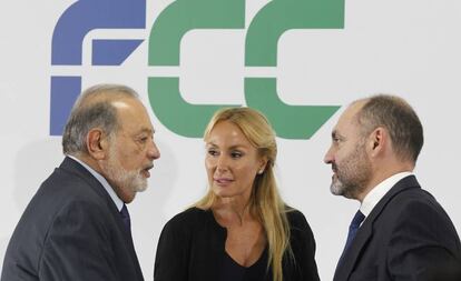 El propietario de FCC, Carlos Slim, junto a la presidenta del grupo, Esther Alcocer, y el CEO Pablo Colio.