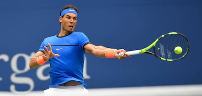 Nadal golpea de derecha contra Pouille.