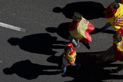 Manifestantes ataviados con banderas de España en la plaza de Colón.