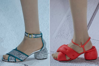 Anya Hindmarch apuesta fuerte por combinar medias transparentes y sandalias.