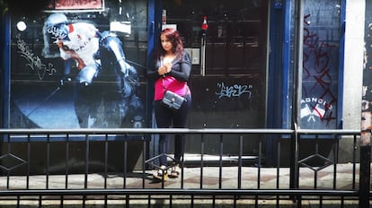 Una prostituta en la calle de Montera de Madrid.