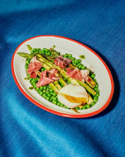 Guisantes, espárragos verdes, jamón y huevo escalfado con aceite de menta.