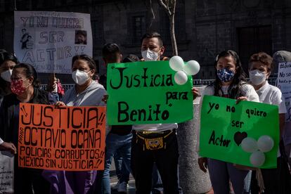 Admiradores del actor acompañaron a la familia en la protesta.