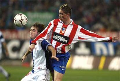 Torres pelea por la pelota con Yeste.