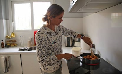 Marina Alabau calienta un plato de pasta en su casa de Tarifa.