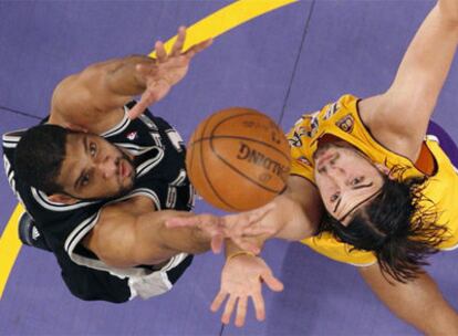 Vujacic y Duncan luchan por un rebote.