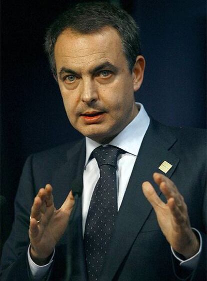 El presidente del Gobierno, José Luis Rodríguez Zapatero, durante la rueda de prensa que ha dado hoy en Bruselas tras el Consejo Europeo.