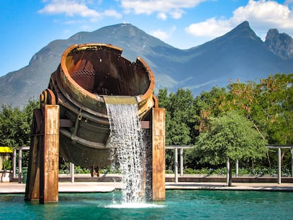 Fuente de horno de fusión de metales, en el Parque Fundidora, Monterrey, México.