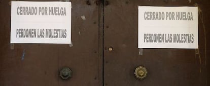 Puertas de entrada al Ayuntamiento de Barbate que permaneció cerrado.