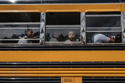 Migrantes en el autobús que los lleva hasta el centro de control de El Pescadero, donde pueden obtener un salvoconducto de cinco días que les protege mientras transitan por Honduras. Imagen tomada en la Frontera Las Manos, entre Nicaragua y Honduras, el 24 de julio de 2024.